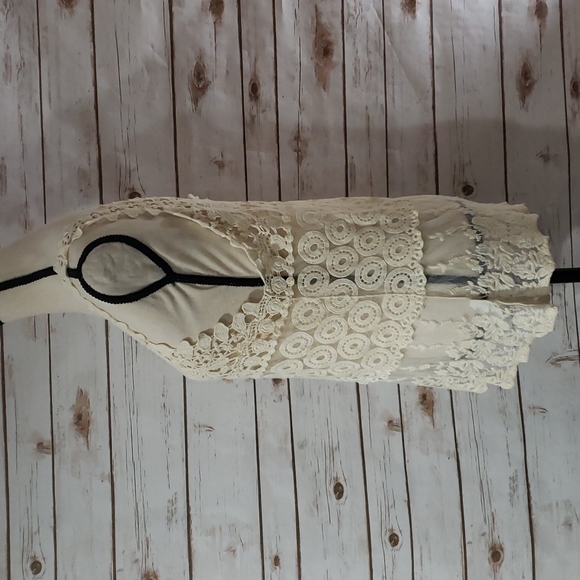 ISSI Lace Top - Size Large - Picture 2 of 7